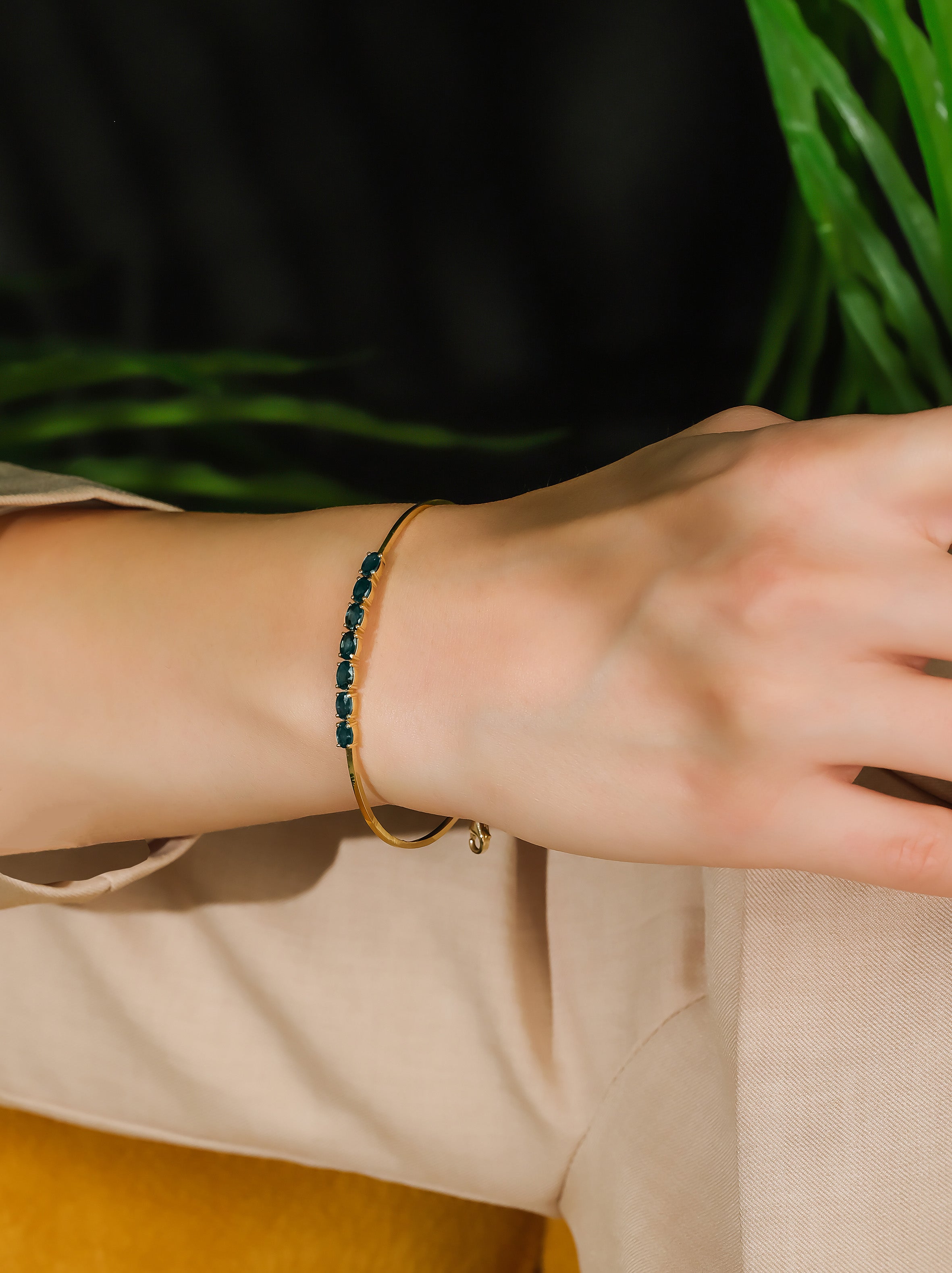 Dumom Bangle - Sapphires